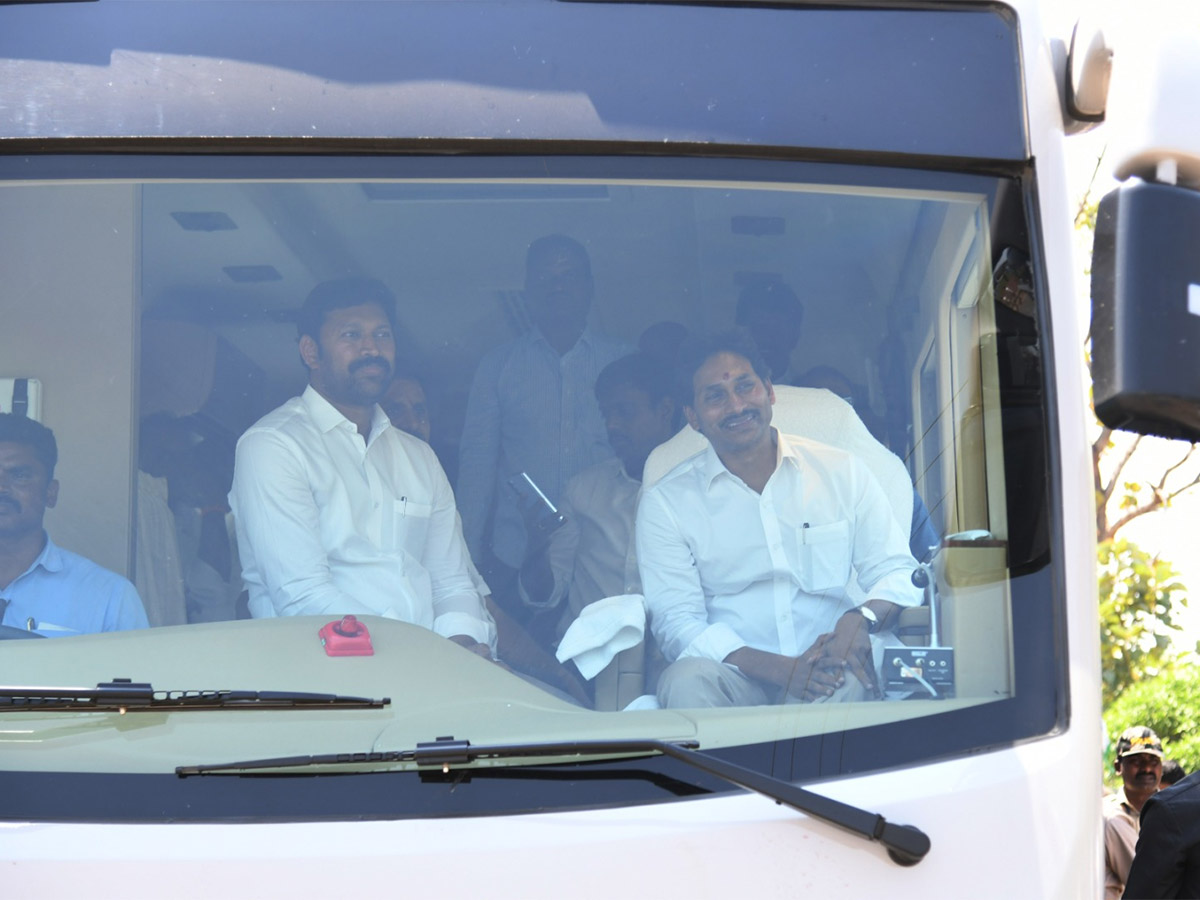 Memantha Siddham day 1: People Grand Welcome to CM YS Jagan Bus Yatra Photos - Sakshi5