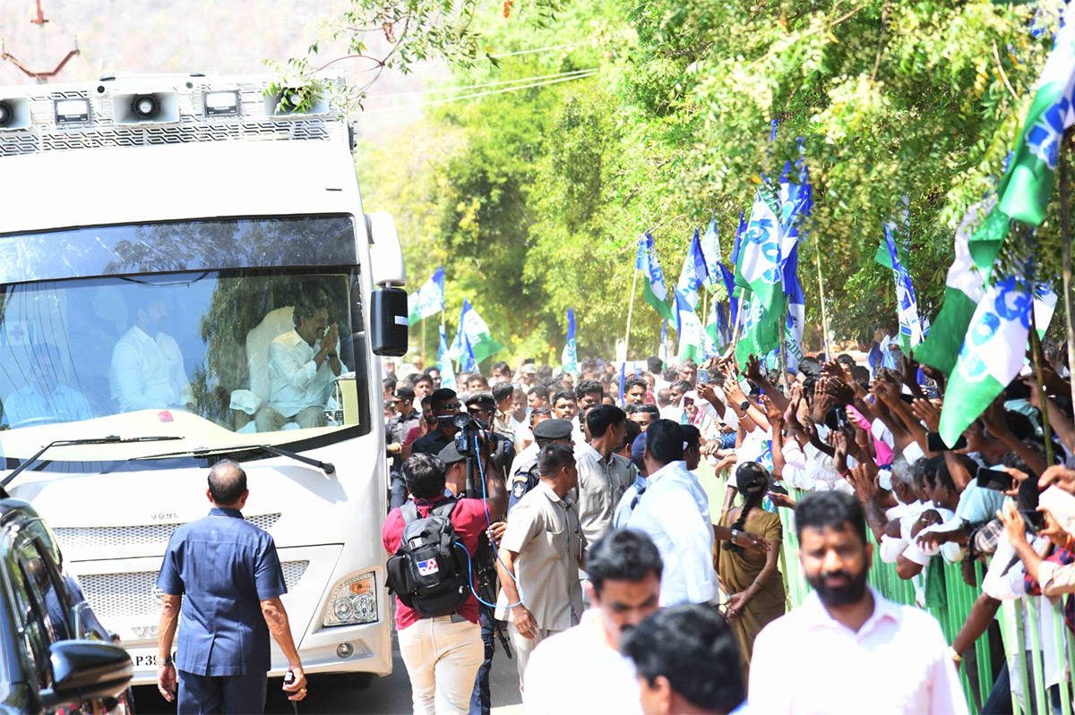 Memantha Siddham day 1: People Grand Welcome to CM YS Jagan Bus Yatra Photos - Sakshi6