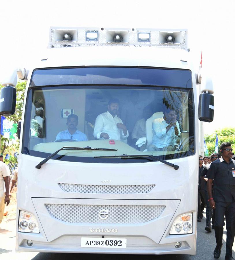 Memantha Siddham day 1: People Grand Welcome to CM YS Jagan Bus Yatra Photos - Sakshi7