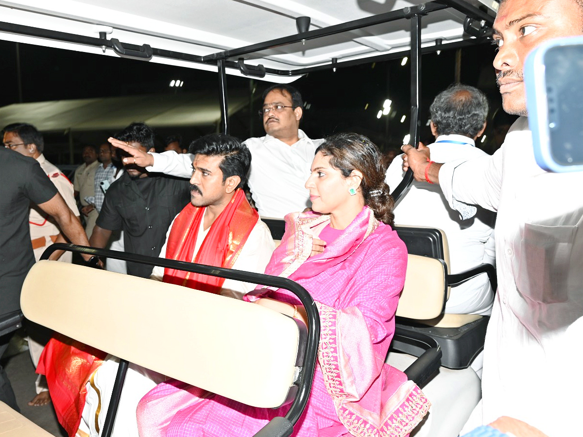 Ram Charan couple visits Tirumala temple Photos - Sakshi12