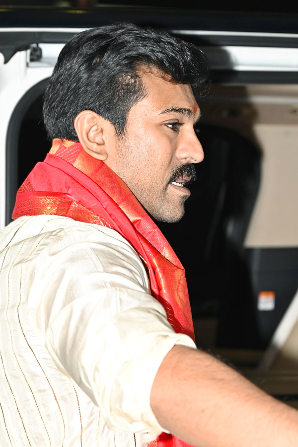 Ram Charan couple visits Tirumala temple Photos - Sakshi18