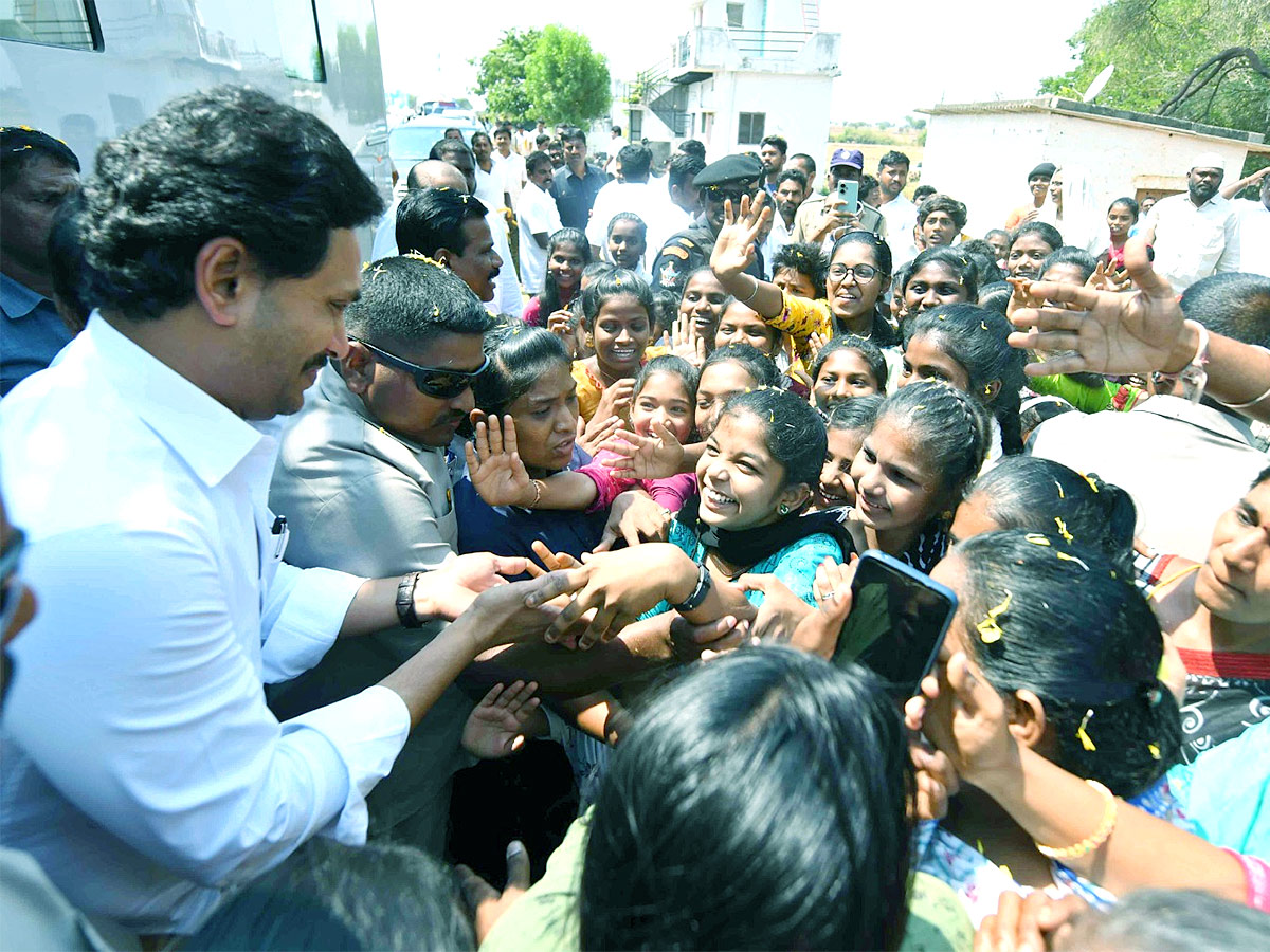 CM YS Jagan Memanta Siddham Bus Yatra Second Day Photos - Sakshi1