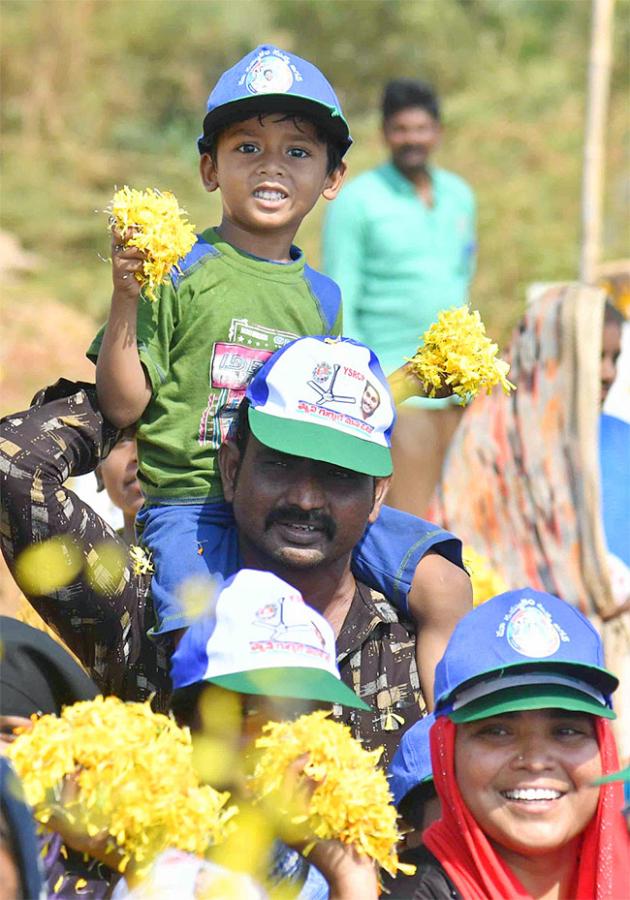 CM YS Jagan Memanta Siddham Bus Yatra Second Day Photos - Sakshi10