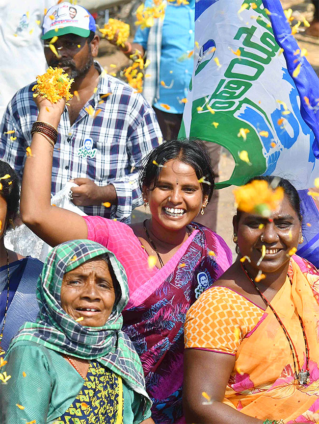 CM YS Jagan Memanta Siddham Bus Yatra Second Day Photos - Sakshi11