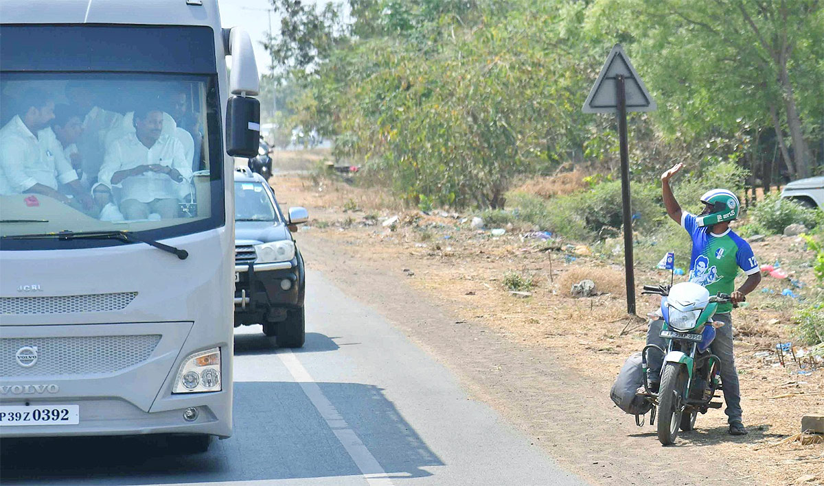 CM YS Jagan Memanta Siddham Bus Yatra Second Day Photos - Sakshi14