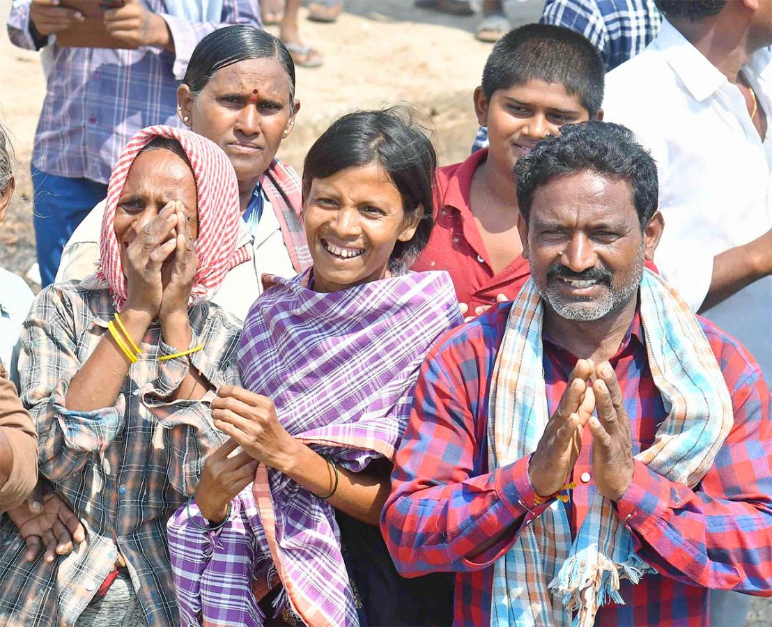 CM YS Jagan Memanta Siddham Bus Yatra Second Day Photos - Sakshi16