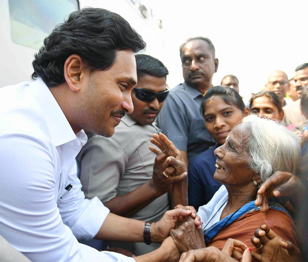 CM YS Jagan Memanta Siddham Bus Yatra Second Day Photos - Sakshi2