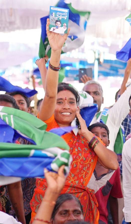 CM YS Jagan Memanta Siddham Bus Yatra Second Day Photos - Sakshi19