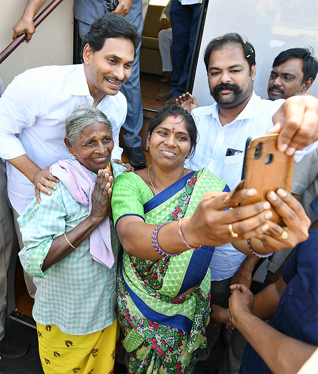 CM YS Jagan Memanta Siddham Bus Yatra Second Day Photos - Sakshi23