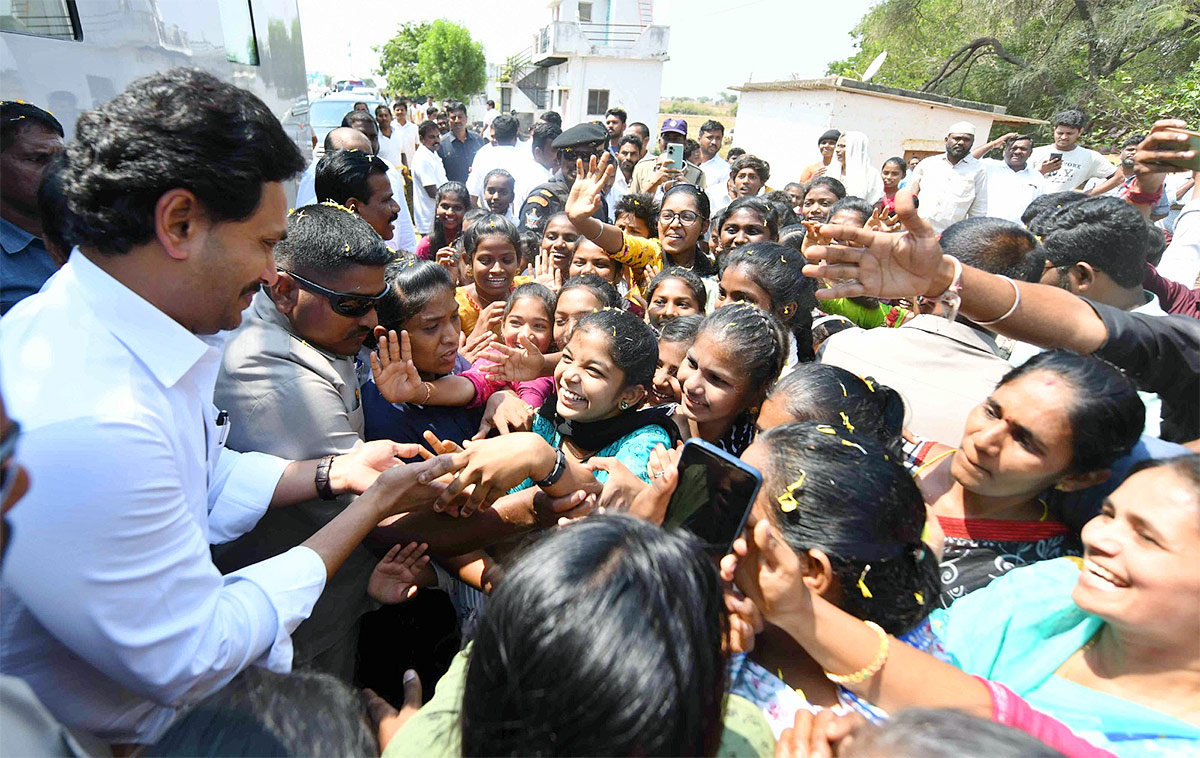 CM YS Jagan Memanta Siddham Bus Yatra Second Day Photos - Sakshi24