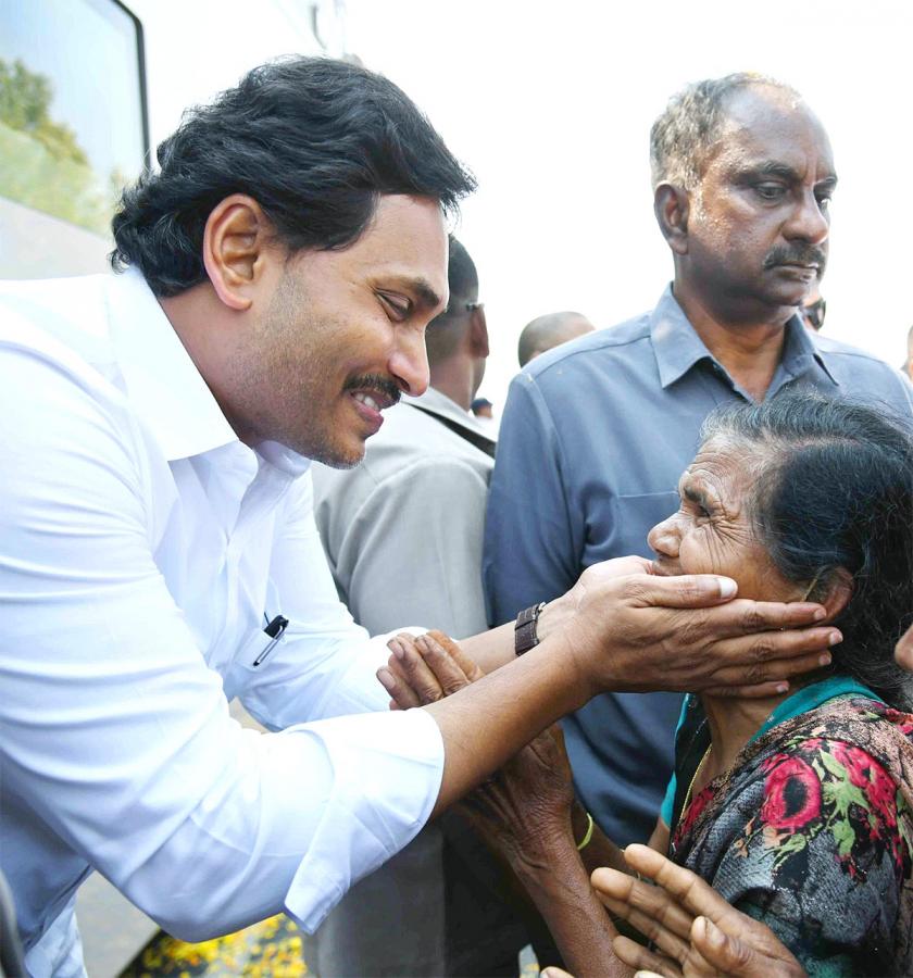 CM YS Jagan Memanta Siddham Bus Yatra Second Day Photos - Sakshi3