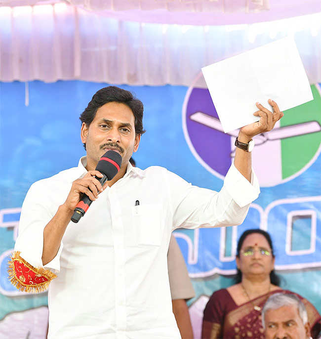 CM YS Jagan Memanta Siddham Bus Yatra Second Day Photos - Sakshi31