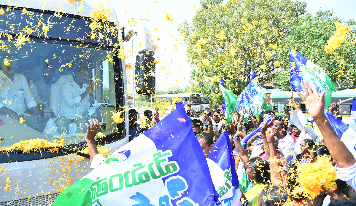 CM YS Jagan Memanta Siddham Bus Yatra Second Day Photos - Sakshi4