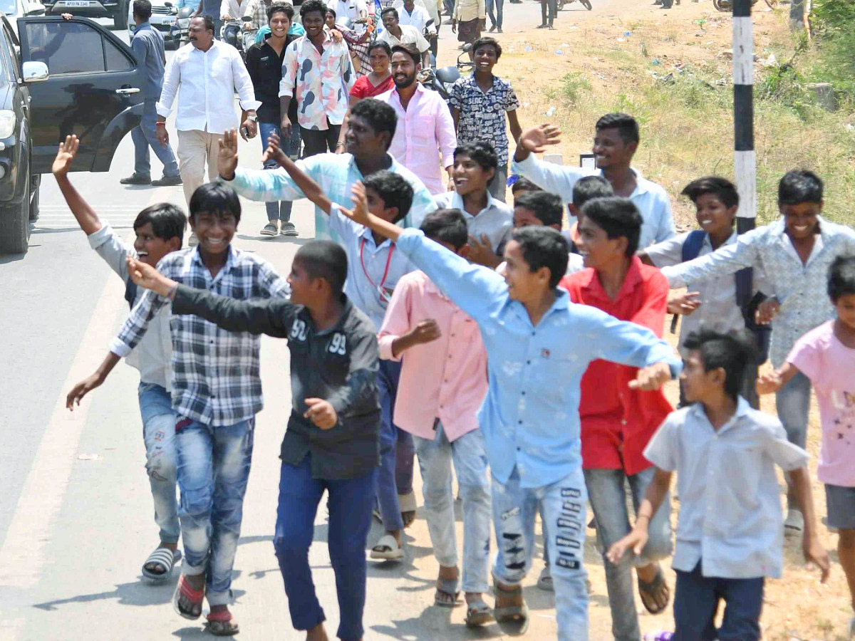 CM YS Jagan Memanta Siddham Bus Yatra Second Day Photos - Sakshi32