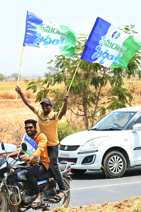 CM YS Jagan Memanta Siddham Bus Yatra Second Day Photos - Sakshi33