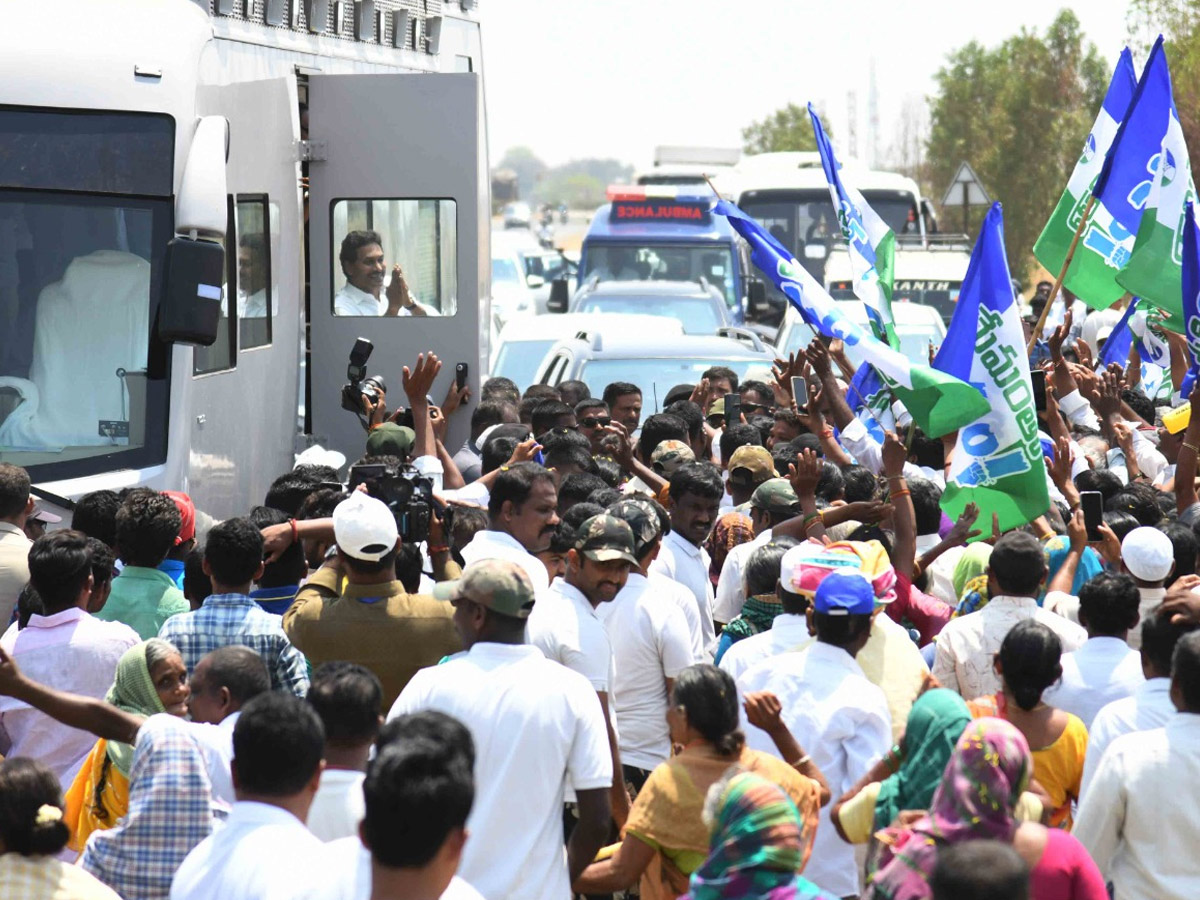 CM YS Jagan Memanta Siddham Bus Yatra Second Day Photos - Sakshi35