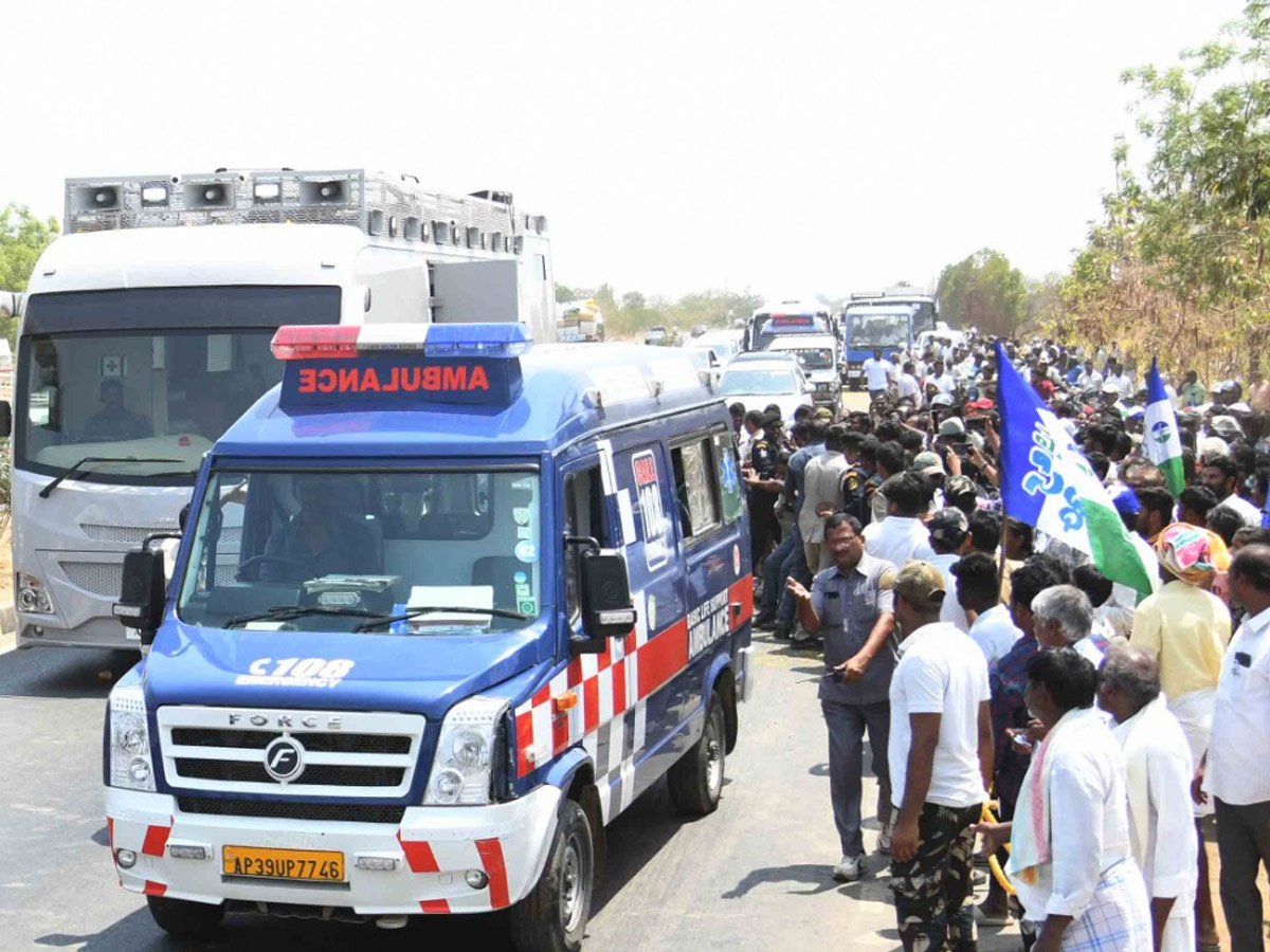 CM YS Jagan Memanta Siddham Bus Yatra Second Day Photos - Sakshi37