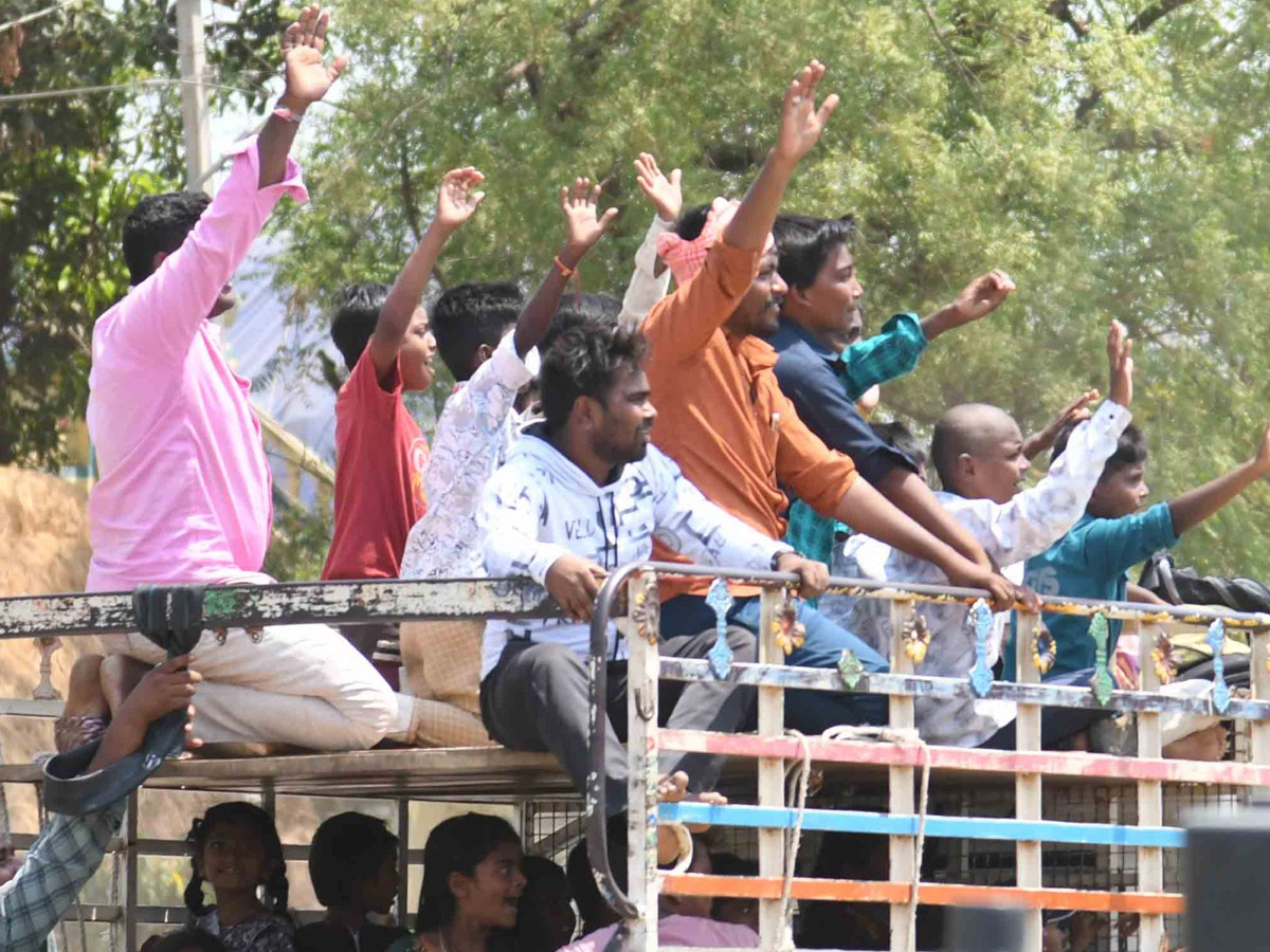 CM YS Jagan Memanta Siddham Bus Yatra Second Day Photos - Sakshi39