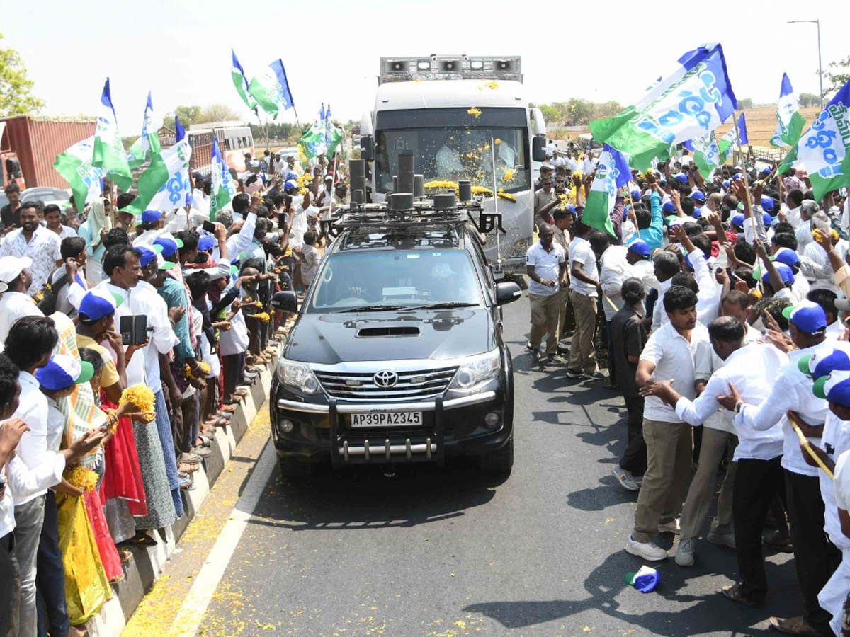 CM YS Jagan Memanta Siddham Bus Yatra Second Day Photos - Sakshi41