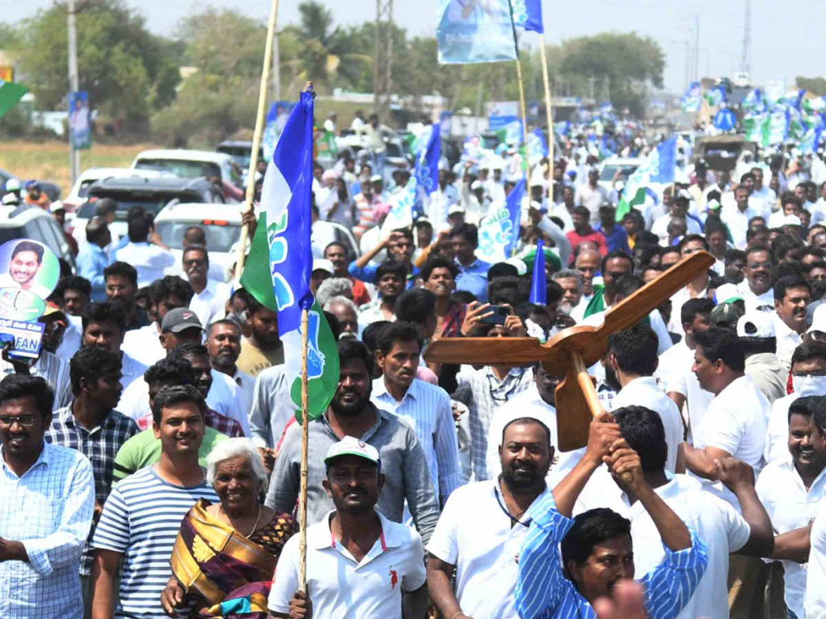 CM YS Jagan Memanta Siddham Bus Yatra Second Day Photos - Sakshi42