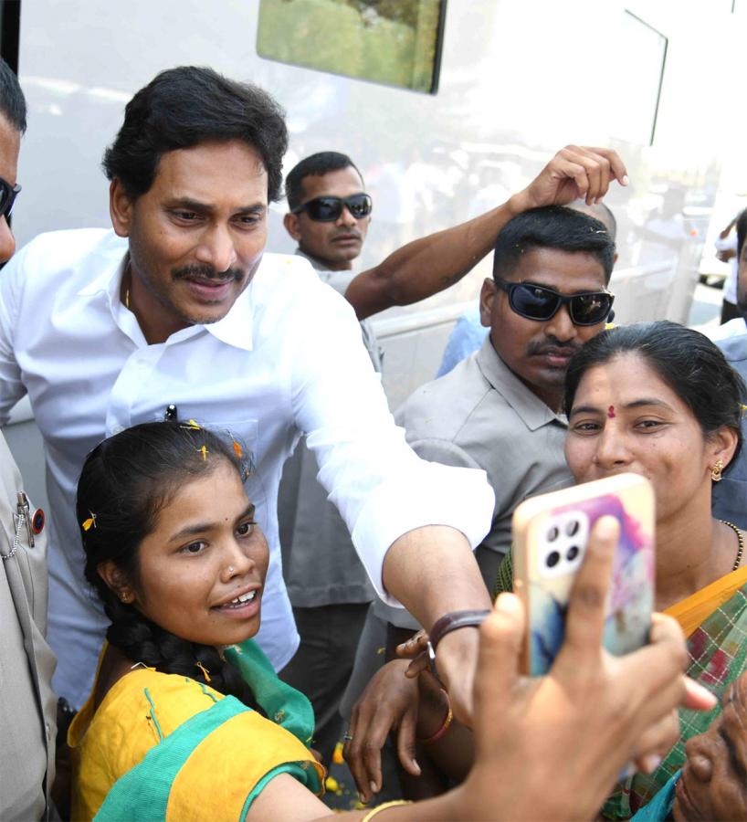 CM YS Jagan Memanta Siddham Bus Yatra Second Day Photos - Sakshi6