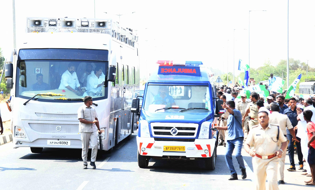 CM YS Jagan Memanta Siddham Bus Yatra Second Day Photos - Sakshi8