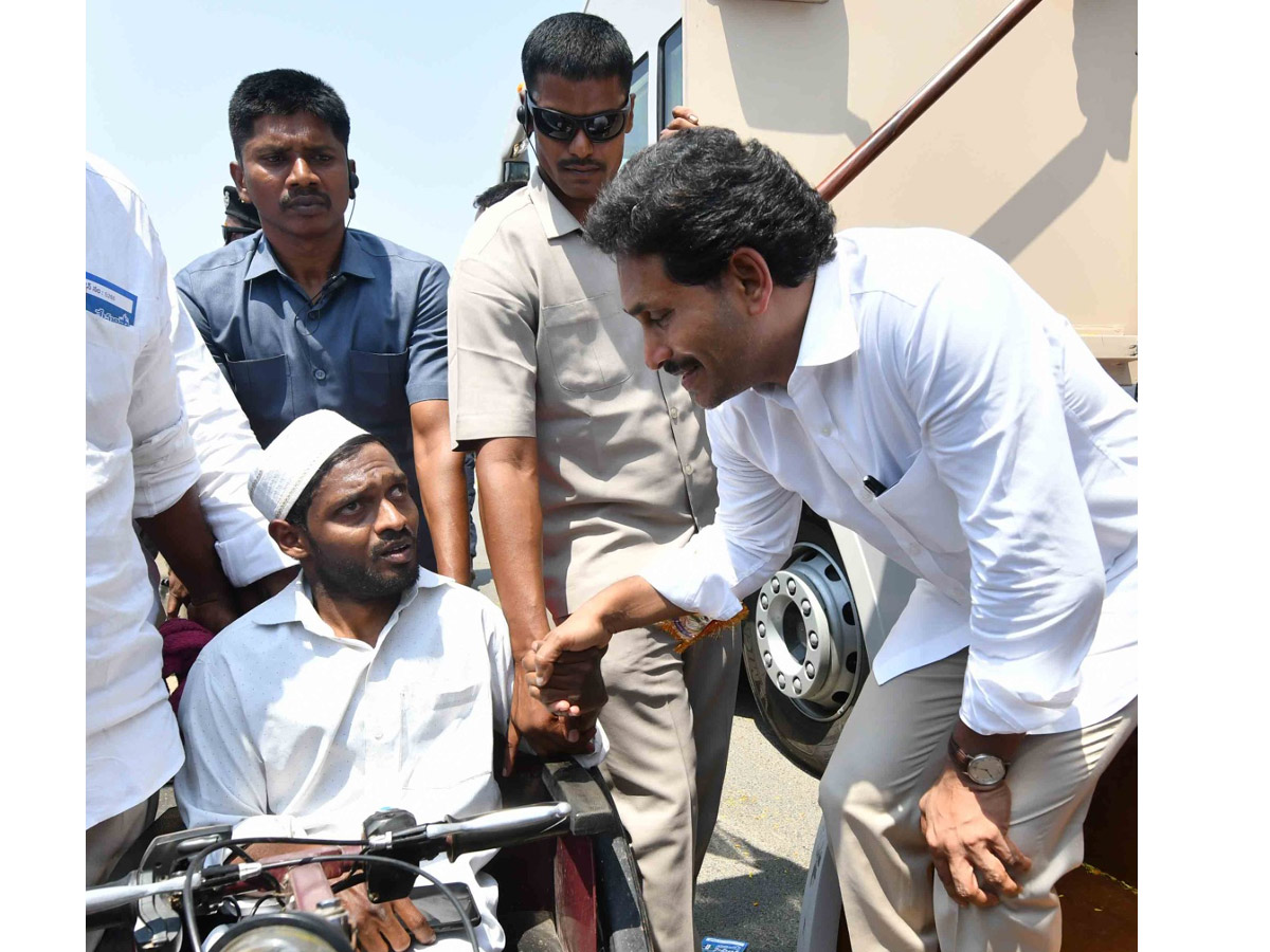 CM ys jagan Memanta Siddham Bus Yatra At Nandyal Photos - Sakshi18