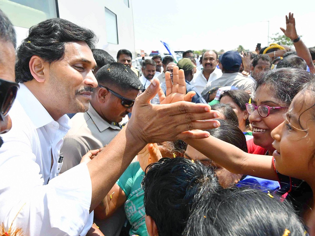 CM ys jagan Memanta Siddham Bus Yatra At Nandyal Photos - Sakshi20