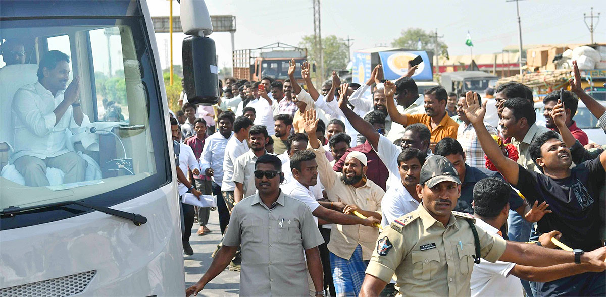 CM YS Jagan Memanta Siddham Bus Yatra Second Day Photos - Sakshi9