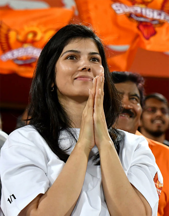 Kavya Maran Cute Expressions After SRH Greatest Win Against MI, Photos Goes Viral - Sakshi12