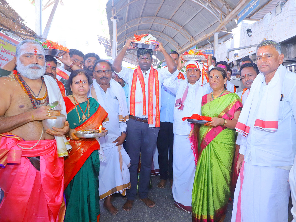 Shiva Kalyanam Mahotsav Celebrations in Raja Rajeshwara Temple At Vemulawada Photos - Sakshi19