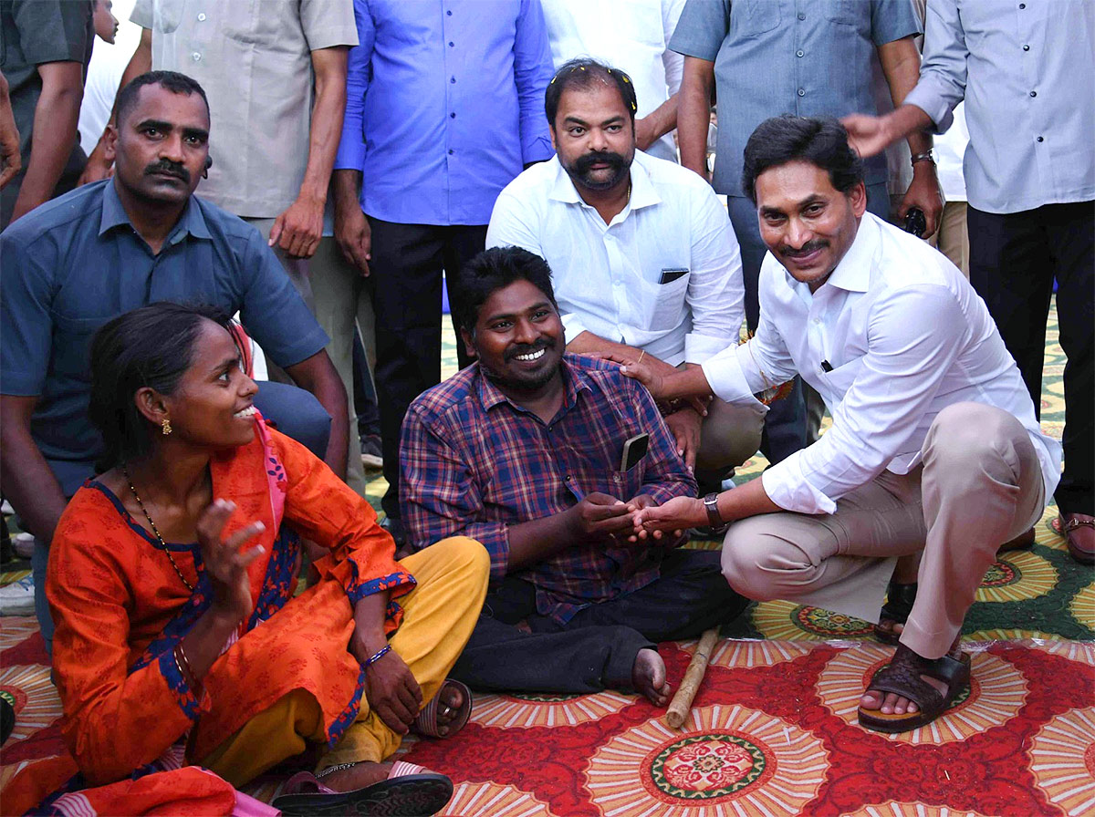 cm ys jagan interact with beneficiaries at Yerraguntla Meeting - Sakshi1