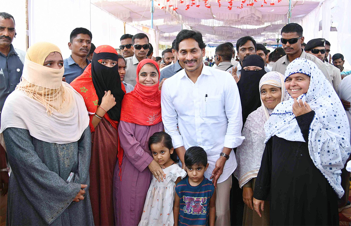 cm ys jagan interact with beneficiaries at Yerraguntla Meeting - Sakshi4