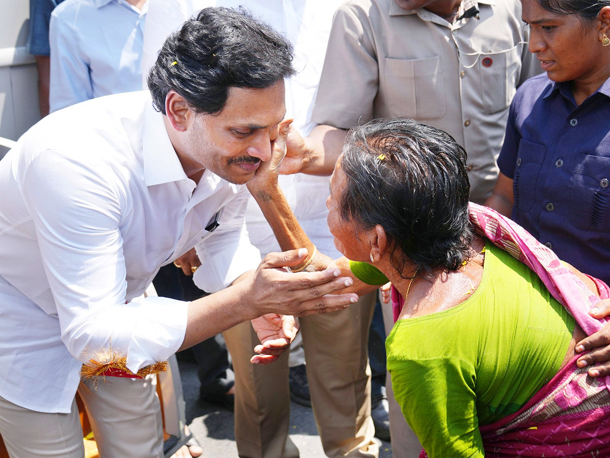 CM YS Jagan Memanta Siddham Bus Yatra Second Day Photos - Sakshi38