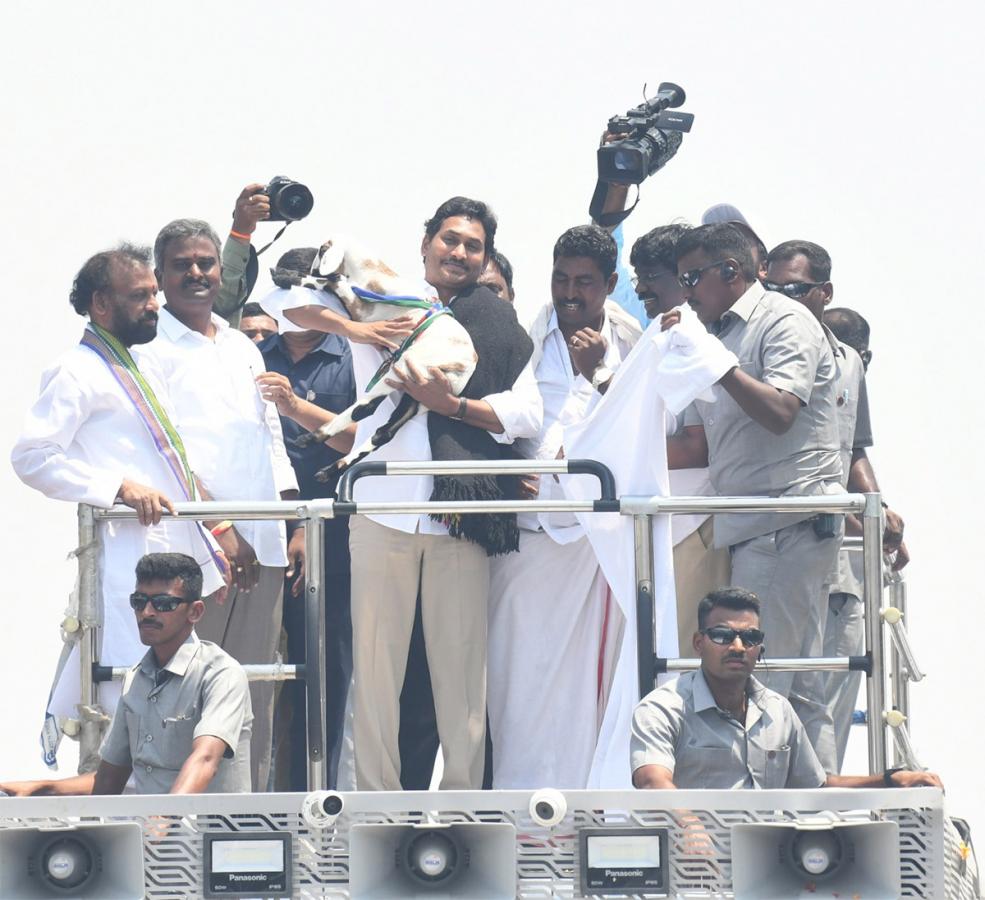 AP CM YS Jagan Memantha Siddham Day 3 At Kurnool: Photos - Sakshi17