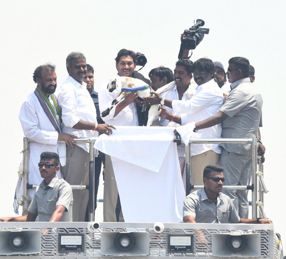 AP CM YS Jagan Memantha Siddham Day 3 At Kurnool: Photos - Sakshi18