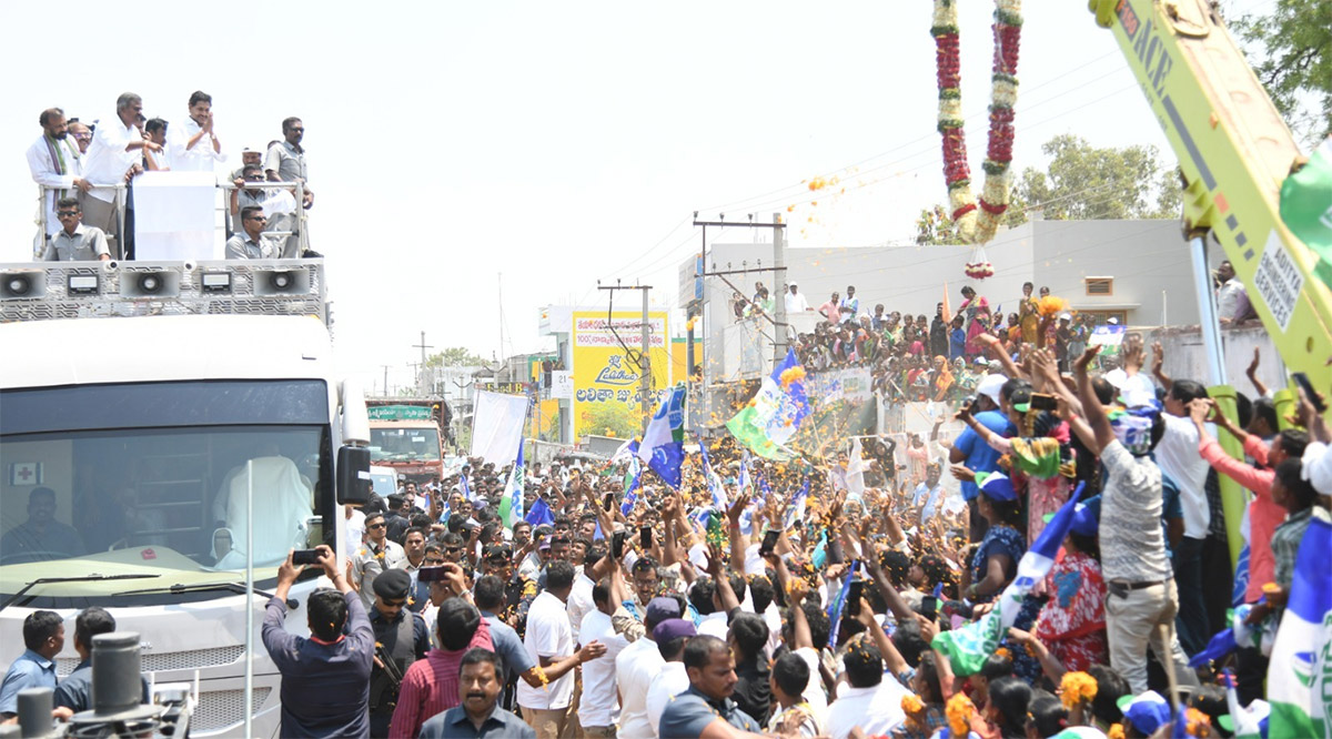 AP CM YS Jagan Memantha Siddham Day 3 At Kurnool: Photos - Sakshi23