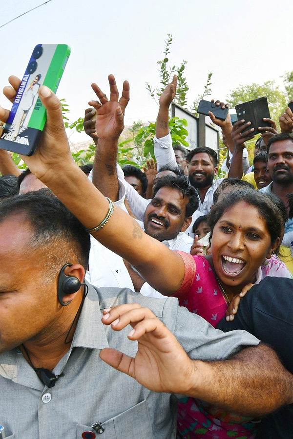 AP CM YS Jagan Memantha Siddham Public Meeting at Yemmiganur photos - Sakshi27