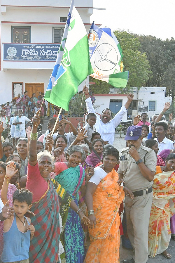 AP CM YS Jagan Memantha Siddham Public Meeting at Yemmiganur photos - Sakshi28