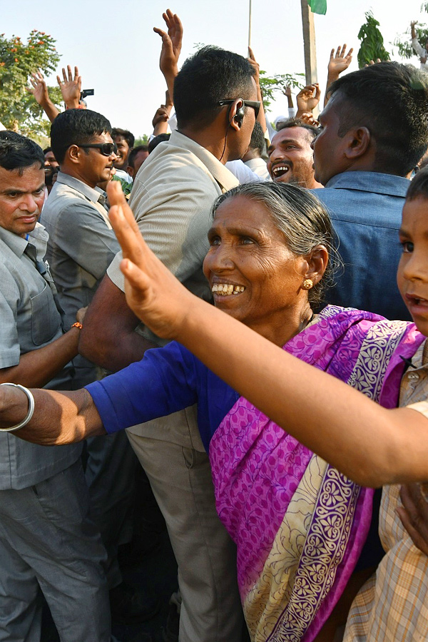 AP CM YS Jagan Memantha Siddham Public Meeting at Yemmiganur photos - Sakshi29