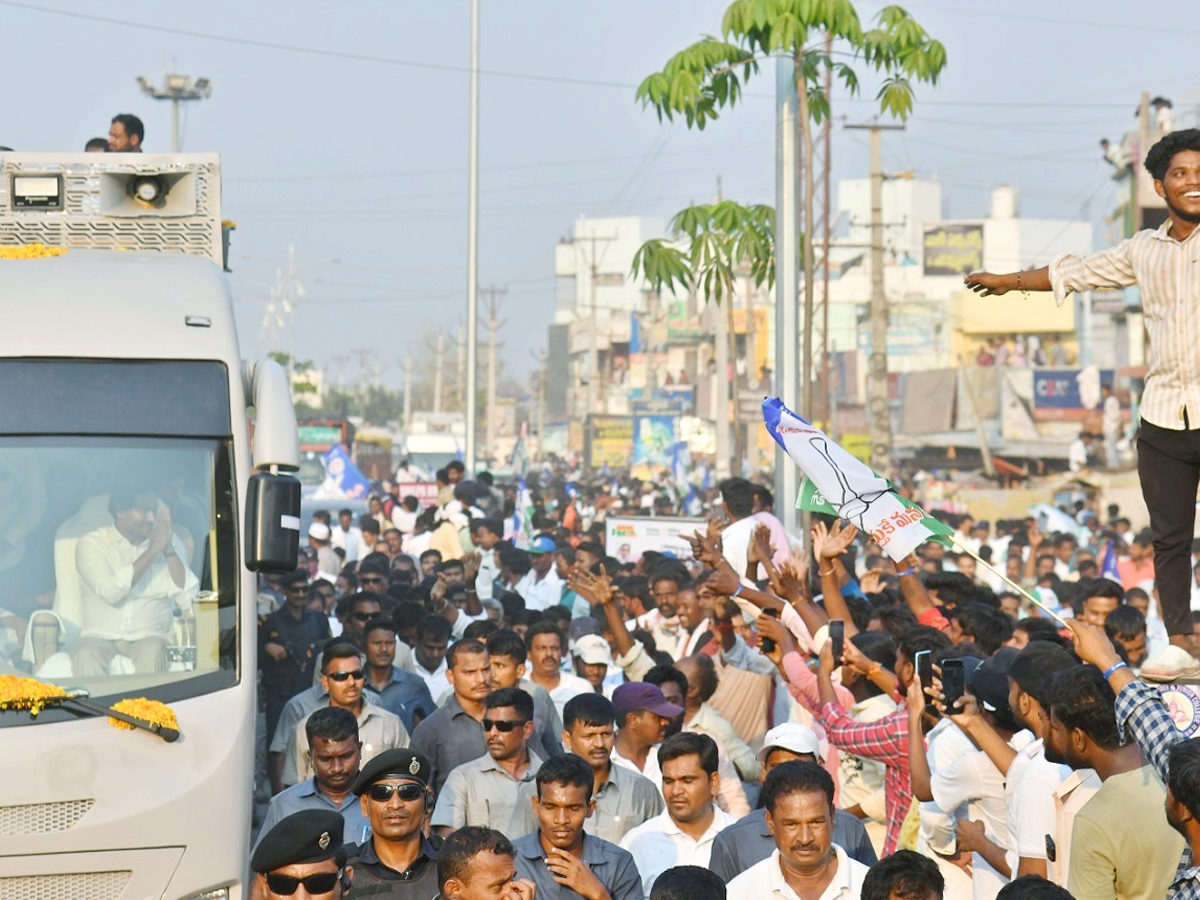 AP CM YS Jagan Memantha Siddham Public Meeting at Yemmiganur photos - Sakshi16