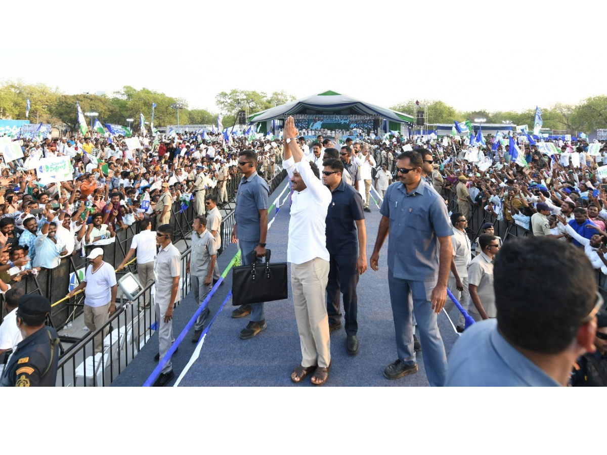 AP CM YS Jagan Memantha Siddham Public Meeting at Yemmiganur photos - Sakshi12