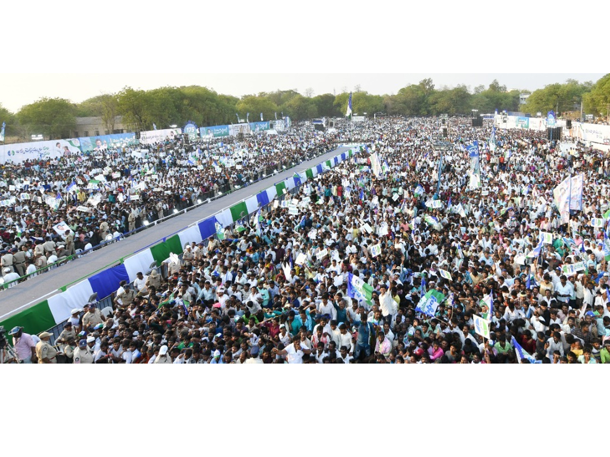 AP CM YS Jagan Memantha Siddham Public Meeting at Yemmiganur photos - Sakshi4