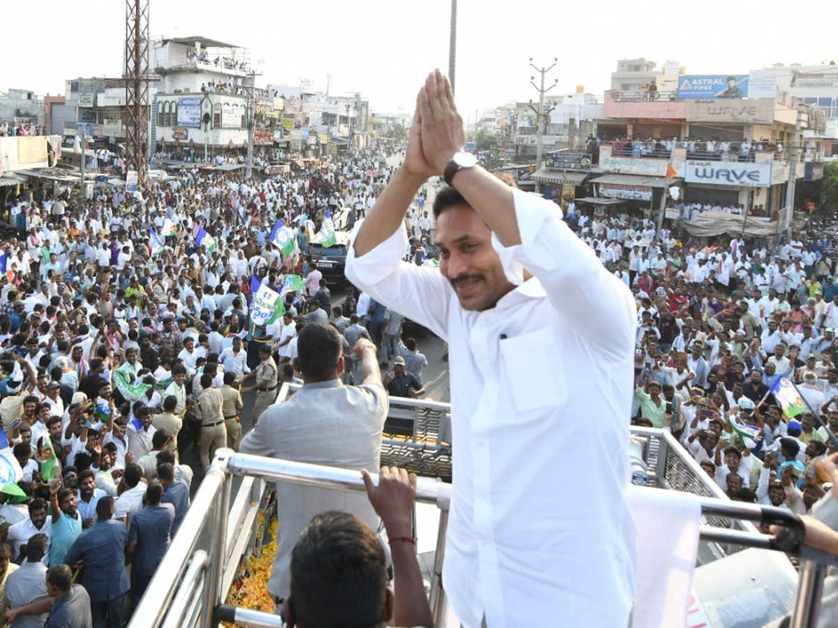 AP CM YS Jagan Memantha Siddham Public Meeting at Yemmiganur photos - Sakshi19