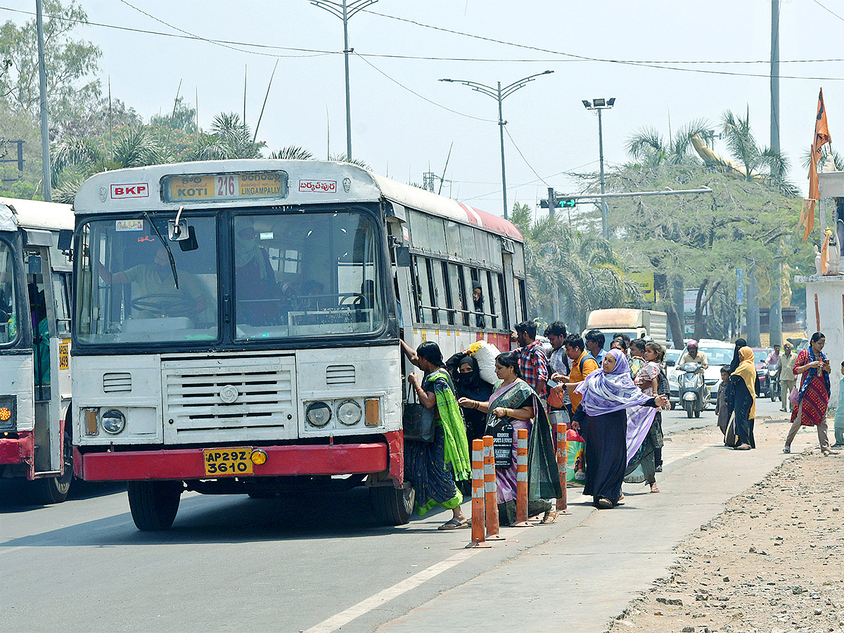 No bus stand in hyderabad - Sakshi24