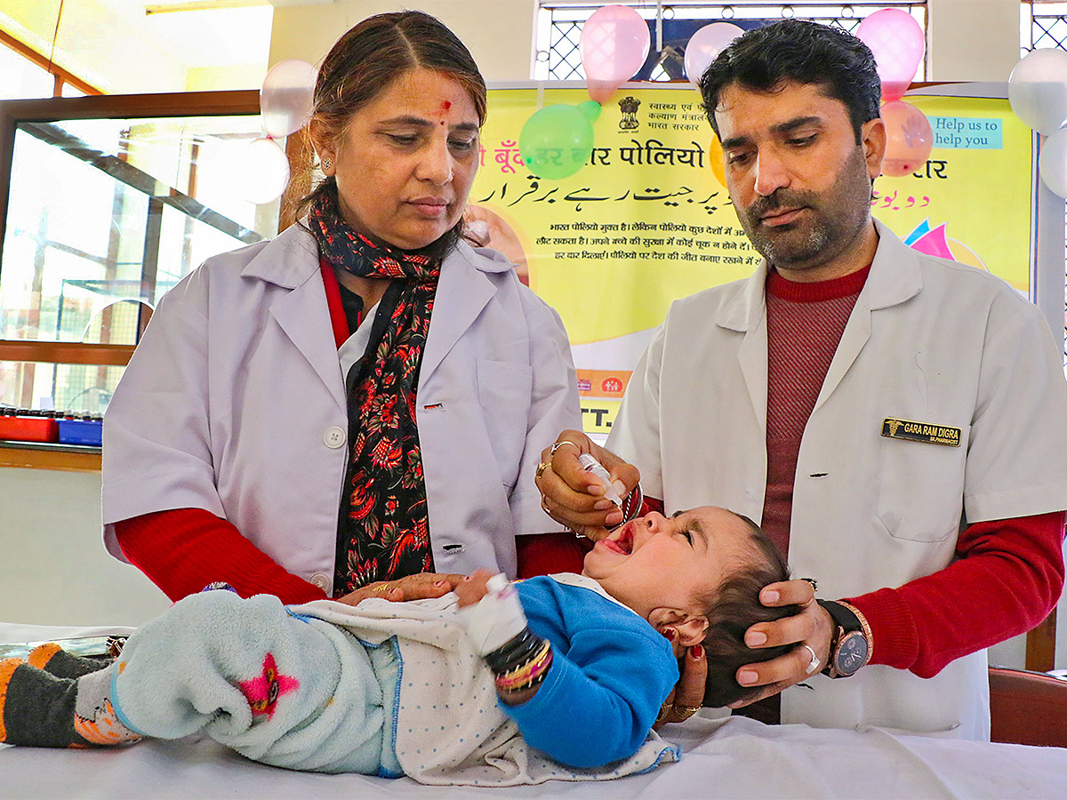 Pulse Polio vaccine to children photos - Sakshi10