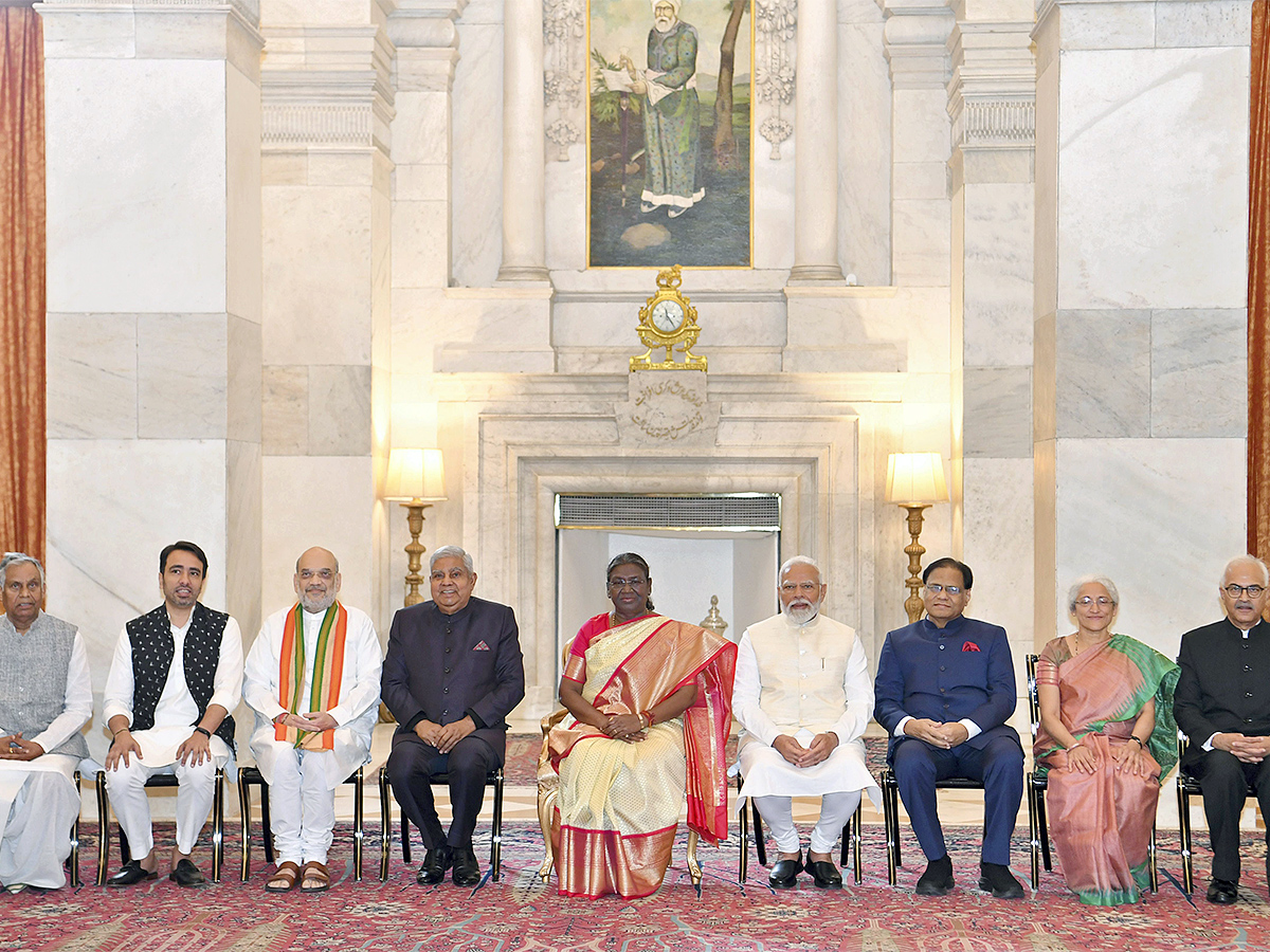 President Droupadi Murmu confers Bharat Ratna awards Photos - Sakshi1