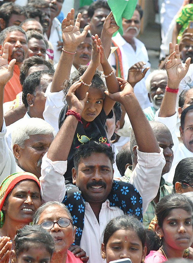 AP CM YS Jagan Memantha Siddham Day4 Photos - Sakshi9