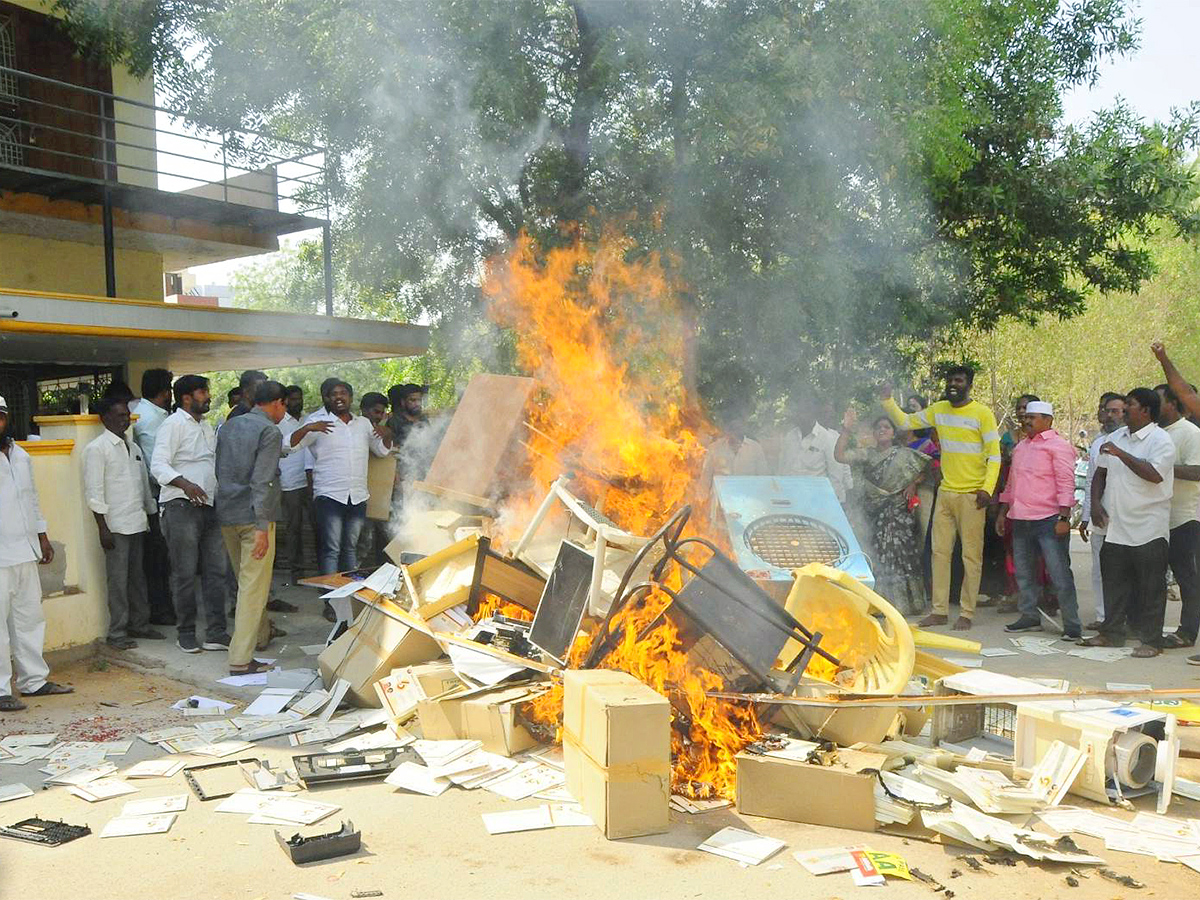 Big Shock to TDP in Anantapur Party Activists Serious on Chandrababu  - Sakshi14