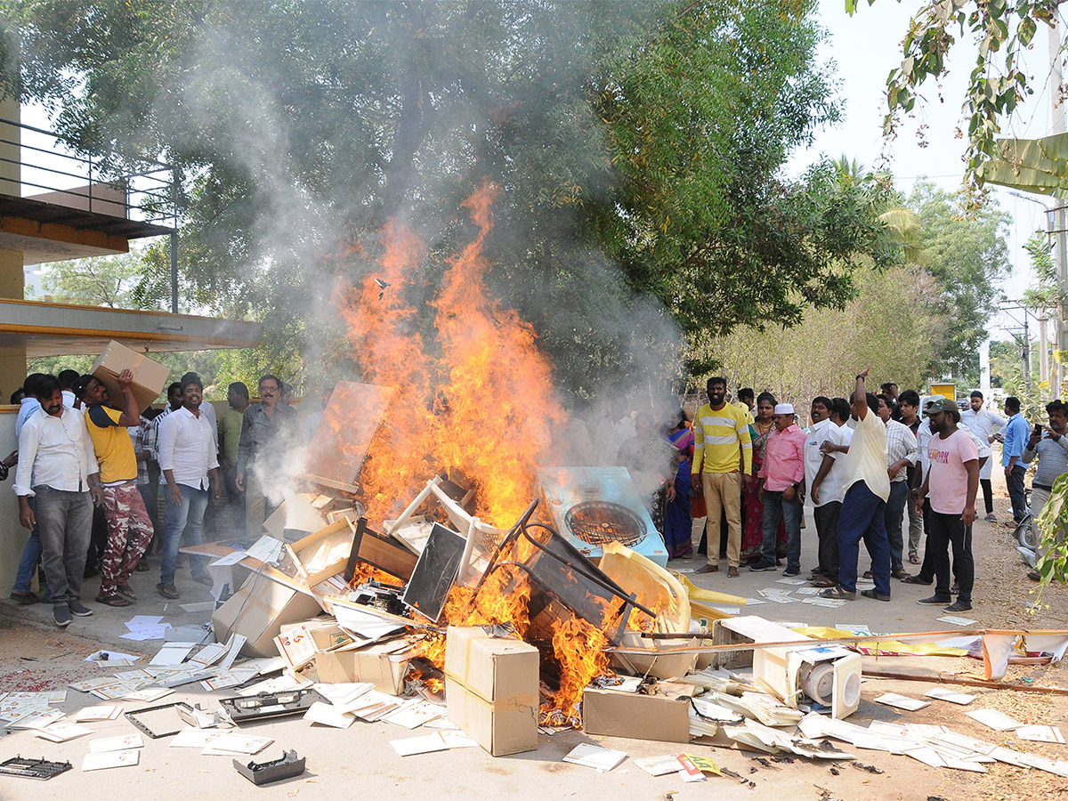 Big Shock to TDP in Anantapur Party Activists Serious on Chandrababu  - Sakshi2